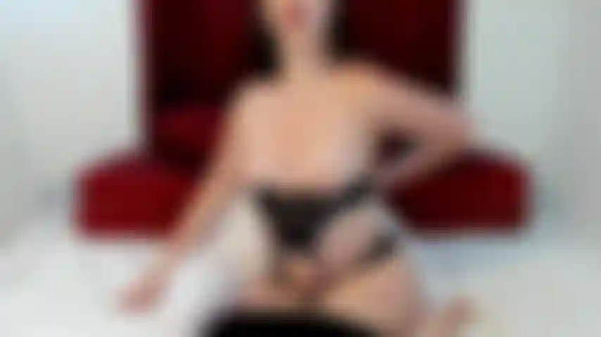 Pipe pov après m'être complètement nue pour toi et te montrer ma chatte.