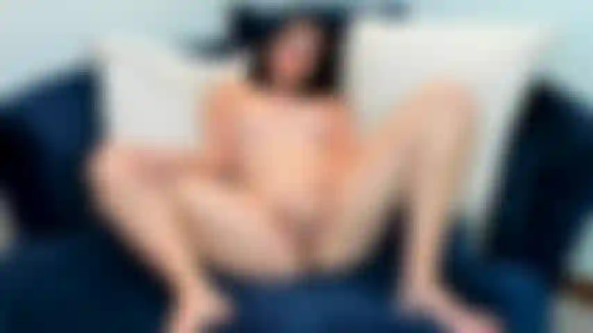 Je te supplie de jouir en moi pendant que je me doigte jusqu'à l'orgasme.