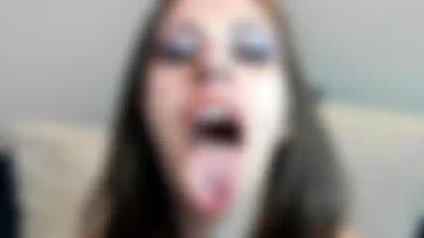 Langue sortie, attendant ton sperme.