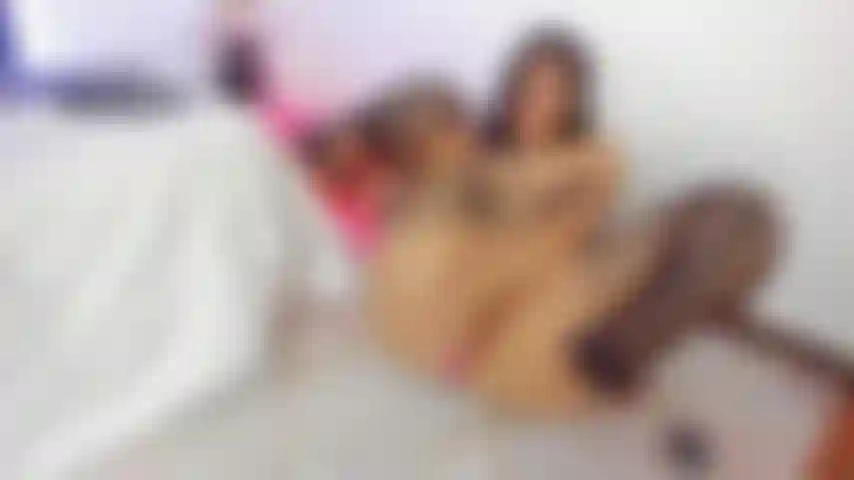 Eli s'amuse avec son gode jusqu'à ce que j'arrive avec une délicieuse giclée.