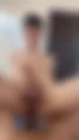 En train de baiser une salope chaude et excitée qui adore se faire donner beaucoup de bite.