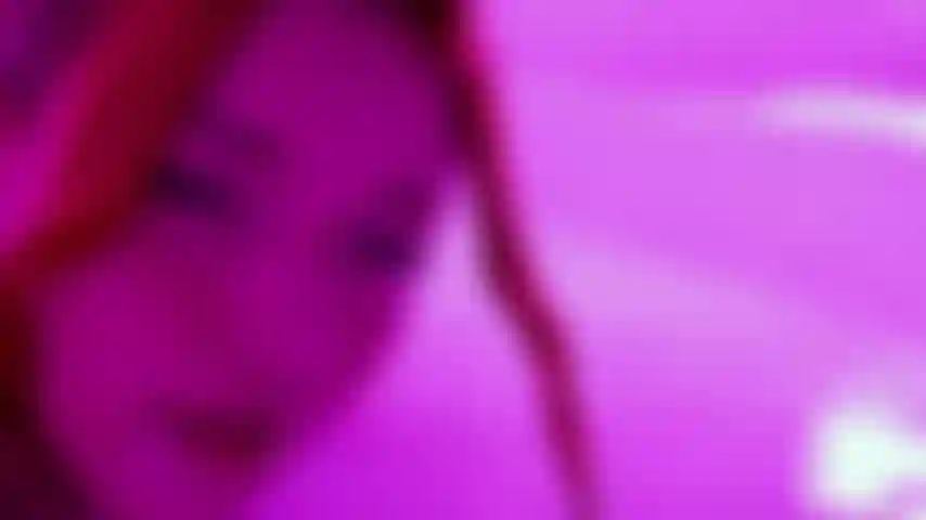 Du lait coule sur tout mon visage, mes seins... Et entre mes jambes.