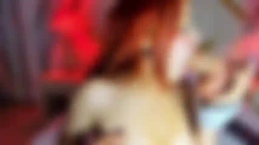 Je baise ma bouche chaude et je sens ma langue chaude.