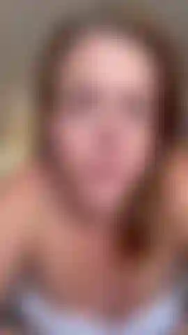 Punition pour mauvais comportement . Contact visuel et joi avec gros plan sur les seins et la chatte.