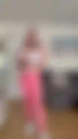 Une coach sportive personnelle se fait réserver pour un service coquin . Profitez de cette vidéo les gars , c'était amusant à faire . 7 Minutes de vidéo rien que pour vous 💋.