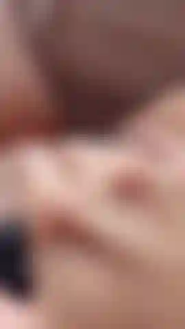 Gros plan sur moi qui me masturbe et joue avec mon magnifique clitoris dans le lit jusqu'à l'orgasme.