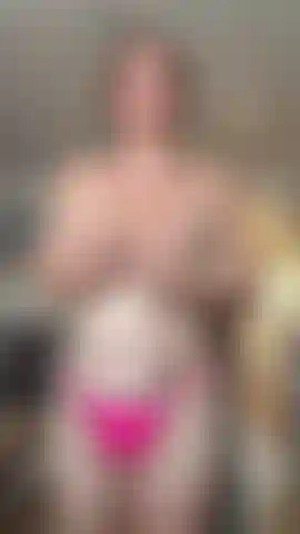 Vidéo sexy et torride de moi dans mon string bikini rose, en train de jouer avec ma chatte et de me pencher pour exposer mon trou du cul bien sombre.