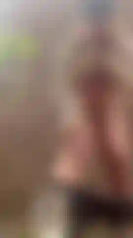 Je joue avec mon clitoris et mon téton au fond d'une ruelle sordide. C'est tellement risqué mais j'ai besoin d'un orgasme alors je ne peux pas m'arrêter !
