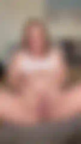 Tu aimes ma chatte rasée ? Je me masturbe le clitoris jusqu'à l'orgasme, vidéo nue de 5 minutes.