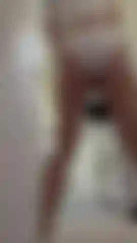 Je fais des squats nue puis je joue avec mon clitoris jusqu'à l'orgasme penchée en avant.