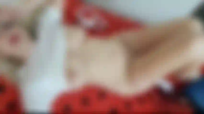 Montrant mes gros seins.