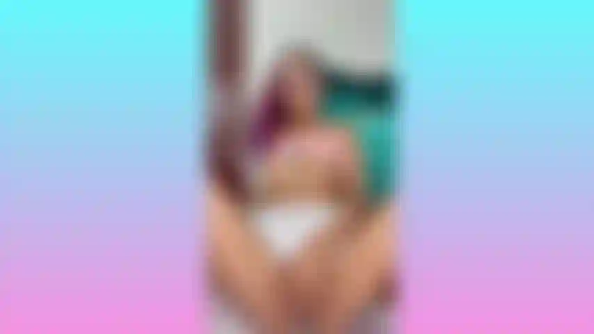 J'adore la glace qui coule sur mes seins, tu veux voir ?