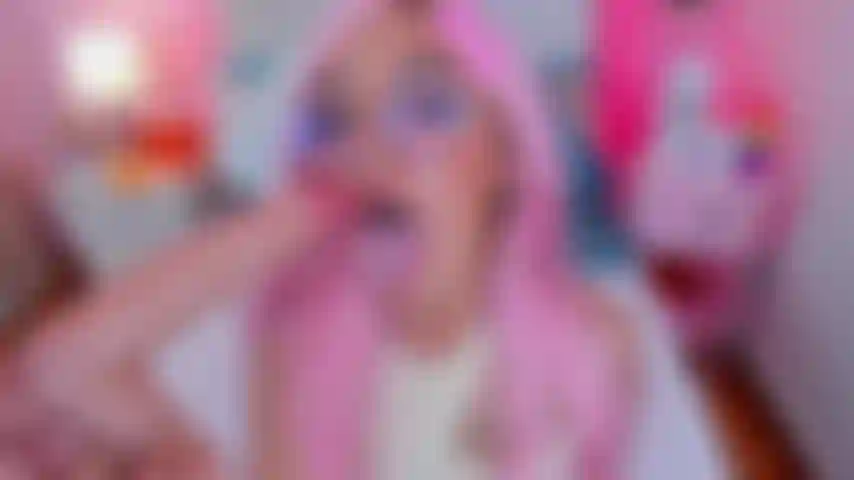 Je veux tout ton lait dans ma bouche en ce moment, es-tu prête à tout me donner ?