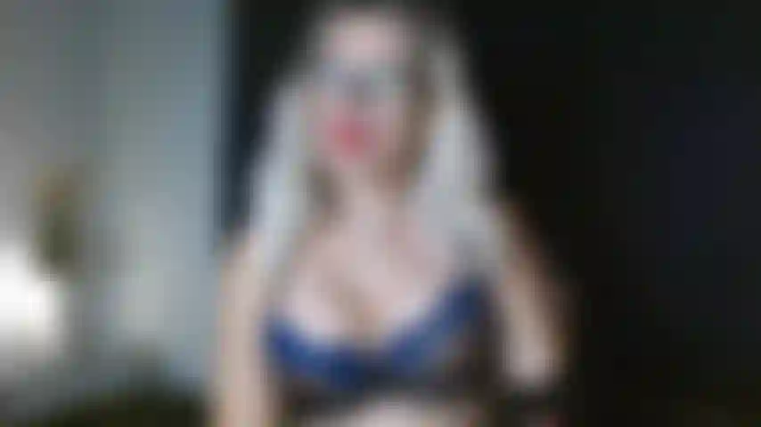 Une chatte mouillée et un gode dans le cul.