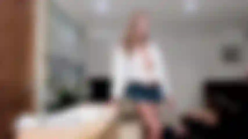 Un jeu de rôle avec une vraie bite, le professeur m'appelle dans son bureau et il est sur le point de m'expulser, y a-t-il quelque chose que je puisse faire ? Bon sang ouais, gorge profonde sa grosse bite, me baise sur son bureau en levrette, assise sur sa bite. Suis-je meilleure que ta femme ? Bon sang ouais.