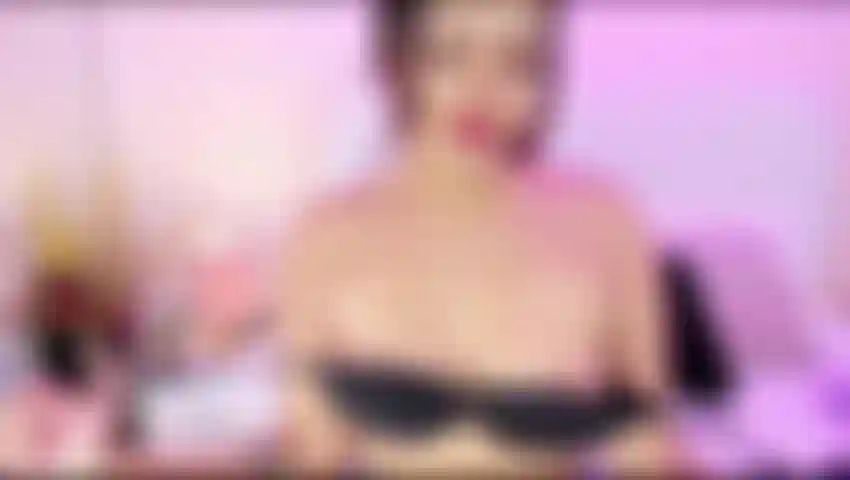 Regarde comme ma chatte se mouille lentement.