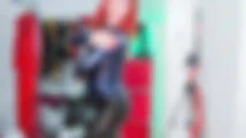 Chevauchant un gode dans des leggings en latex et une veste en latex violet avec beaucoup d'huile sur mon corps parfait.