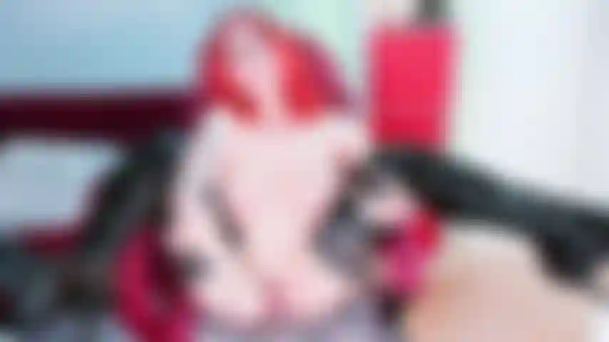 Multi giclée... Complètement nue, seulement des bottes brillantes au-dessus du genou...