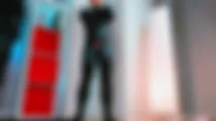 Taquine en latex sur tout le corps.