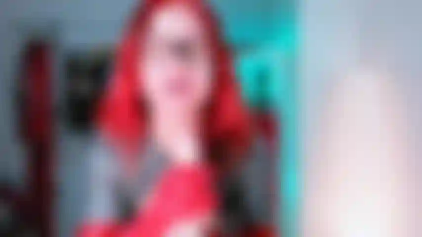 Joi / cum countdown : la maîtresse ella kross vous donne joi/countdown à l'aide d'un gode éjacule (éjacule avec une charge de sperme sur ses seins parfaits).