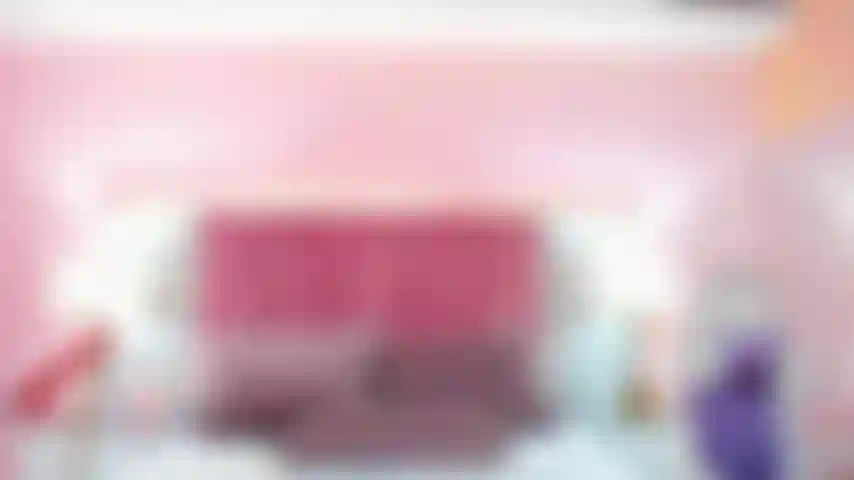 Chevauchant sa bite comme une salope insatiable devant et derrière.