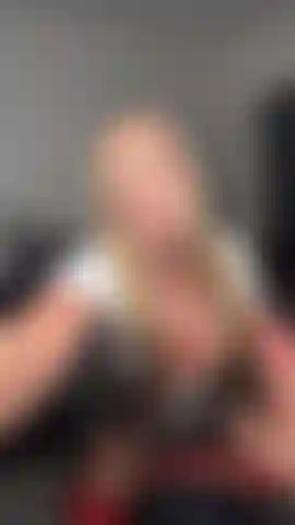 Secrétaire nue, je fais une pipe et je me baise.
