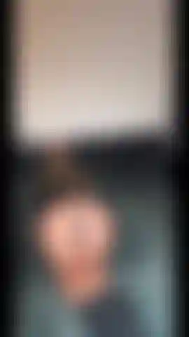 Je me penche, je taquine et je joue.