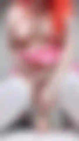 Chaton chevauchant un gode.