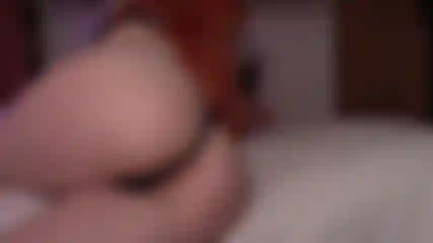 Premier jeu anal (doigts).