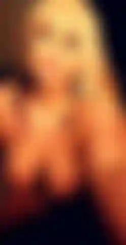 Chevauchant seins nus dans ma jupe d'écolière.