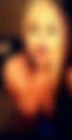 Je jouis avec ma baguette corporelle entre mes cuisses.