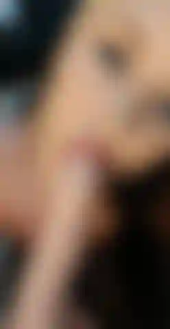 Léchant tes couilles et gros gode blanc à gorge profonde.