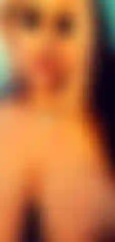 Léchant mes seins et suçant un gode bbc.