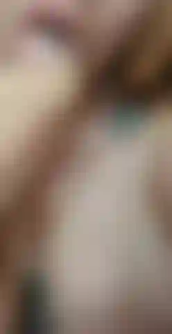 Pov, gorge profonde avec gode éjacule sur les seins et la bouche.