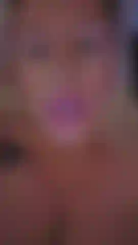 Je souffle de vraies bulles de sperme après un soin du visage.