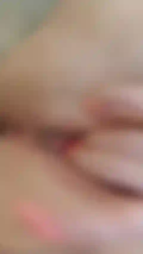 Joue avec ma chatte juteuse.