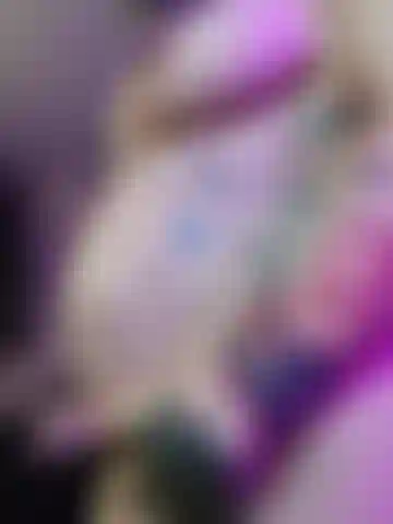 Seins et ventre huilés, paroles grossières, allumeuse de grossesse !