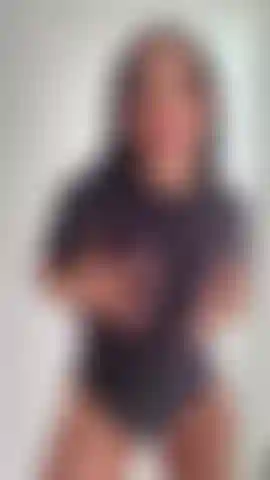 Bienvenue sur ma page, je suis nouvelle ici. Mais je suis la fille la plus sexy. Venez le découvrir.