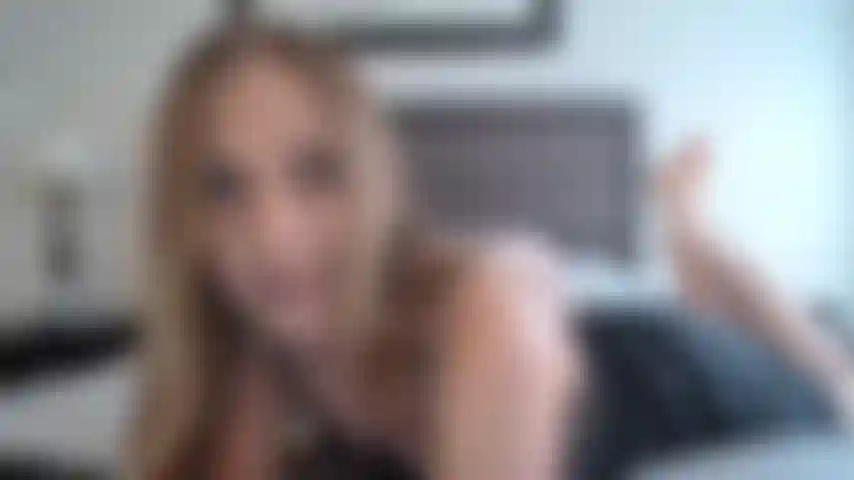 Un sexe doux imprègne ma chatte poilue.