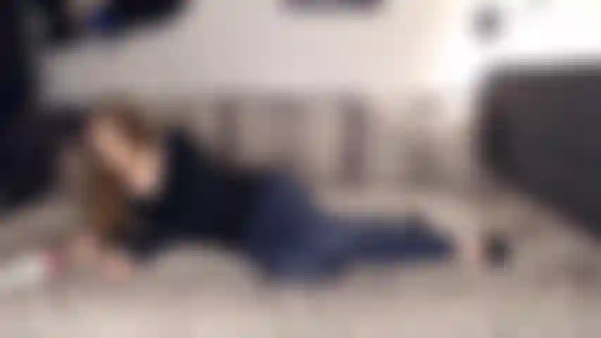 Maîtresse peint les ongles comme si tu n'étais pas là, puis te retourne !