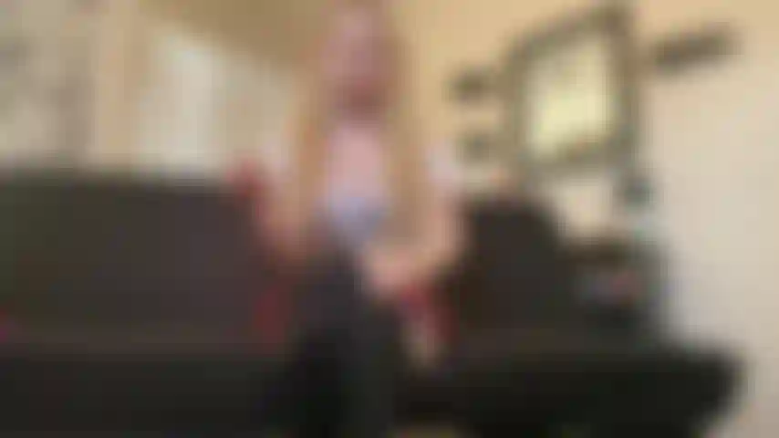 School_girl essaie d'améliorer sa note.