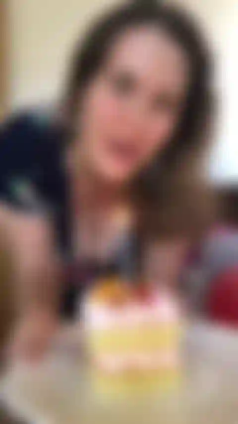 Cadeau d'anniversaire (jeu de cul, baise de chatte, succion de seins).