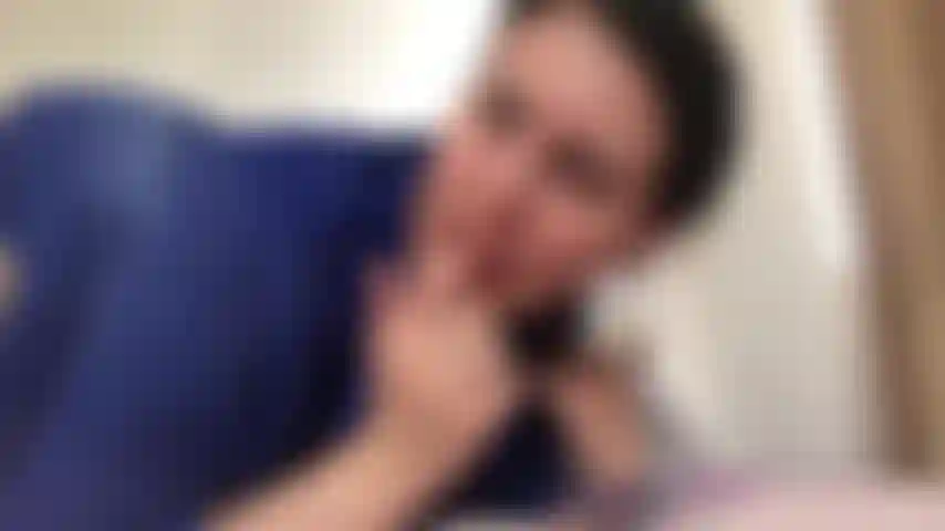 J'ai mis mon jouet préféré dans et hors de la chatte mouillée, je l'ai baisé avec un gode et je suis venu deux fois en doigtant la chatte.