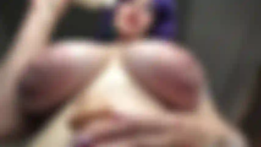 Un travail manuel huileux sous mes seins naturels et un gode frottant sur mes gros mamelons pâles.