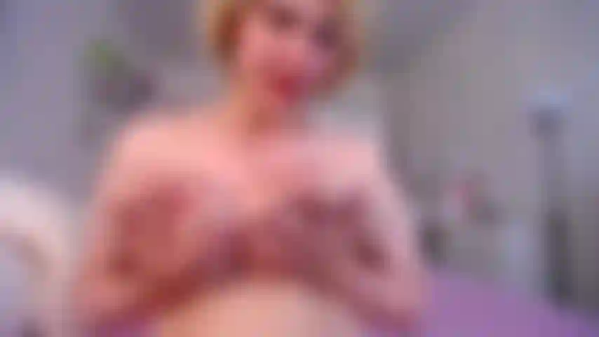 Mon propre lait suce et crache sur mes énormes seins.