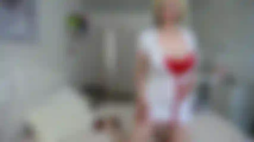 Secouant et pulvérisant du lait de gros seins.