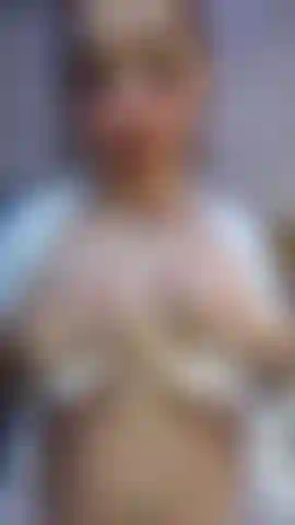 De la farine sur mes délicieux seins.