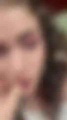 Une copine fantaisiste essaie de séduire son homme et lui permet de jouir sur son joli visage !