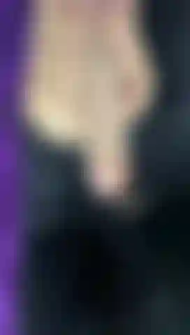 Laisse-moi caresser ta bite.