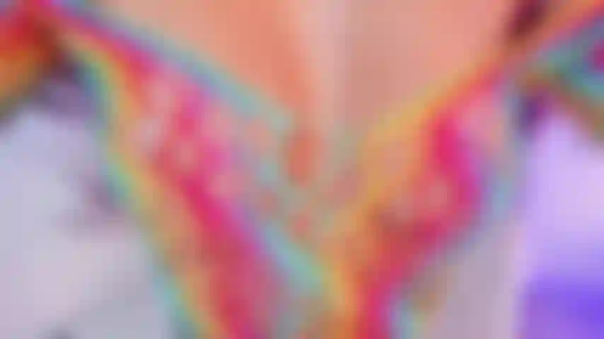 Je rends mes tétons durs avec mes doigts.